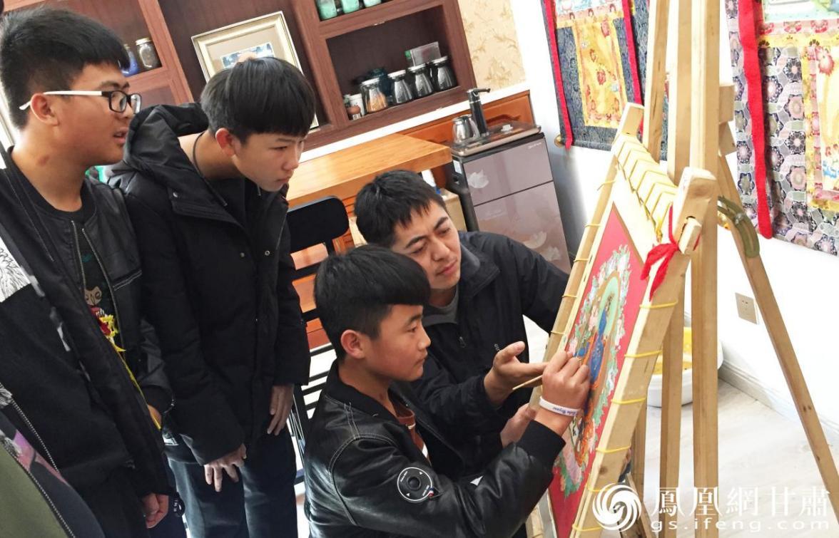 扎西当知（右一）在课堂上指导学生创作唐卡作品 受访者供图