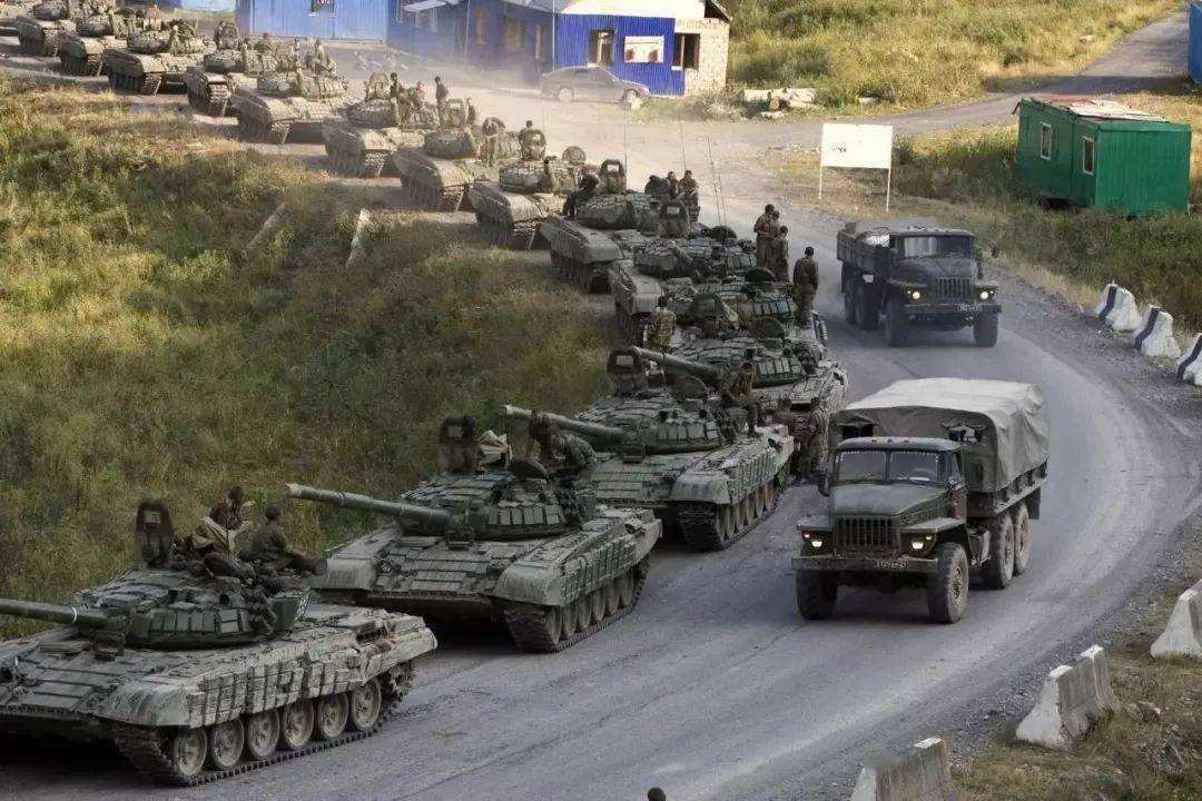 集结待发的俄军坦克部队