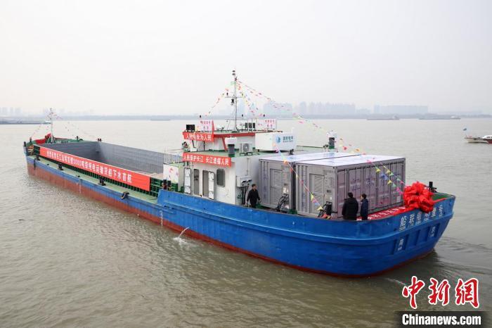 2组总重34吨的可移动磷酸铁锂电池确保船只航行。 泱波 摄