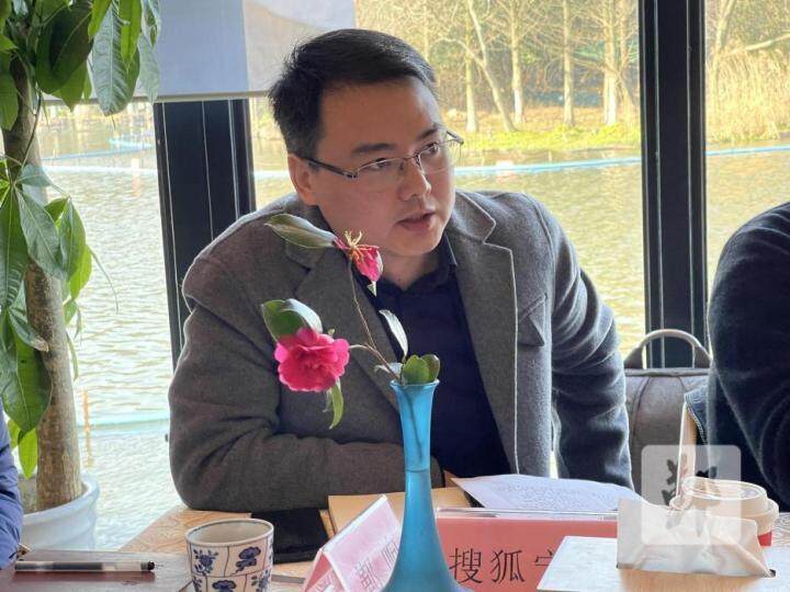 图为恳谈会现场。