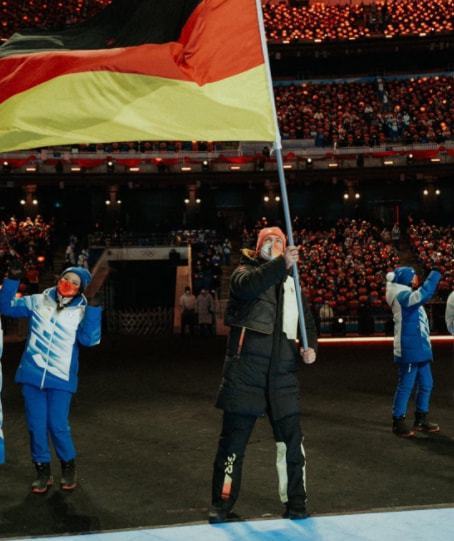 还有德国代表团选手挥舞着本国国旗走入体育场,与蹦蹦跳跳的中国志愿