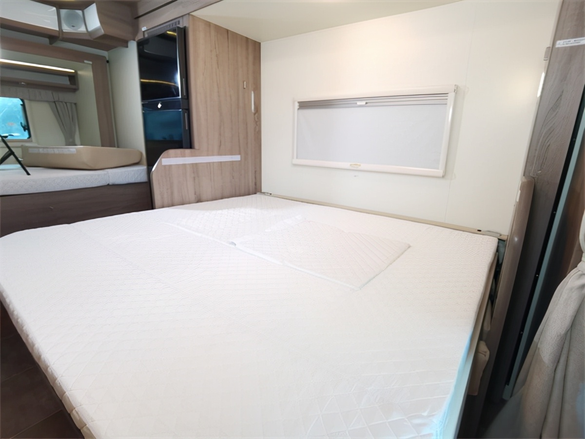 金冠宾歌CD520双拓展房车，会客区拼三人大床，满足六人睡眠