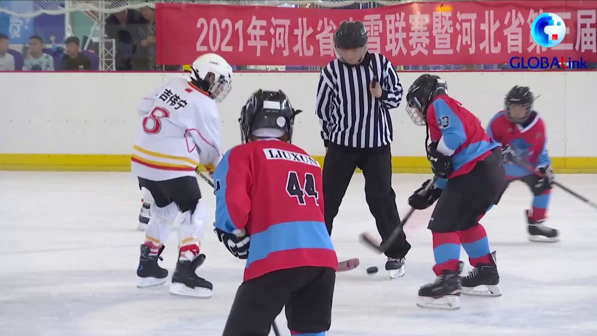 全球连线｜萌娃闹冰雪：快看冰球小将的超燃日常