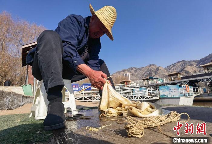 羊皮筏子是怎么“打气”的？嘴吹最适宜