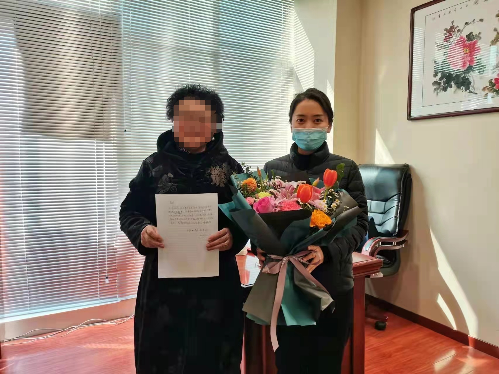 业务,正在大堂值守的运营主管唐玲莉热情接待并耐心询问客户业务需求