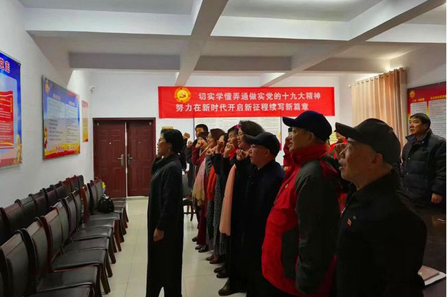 张冬香和工作站党支部的老党员们重温入党誓词