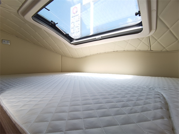 金冠宾歌CD520双拓展房车，会客区拼三人大床，满足六人睡眠