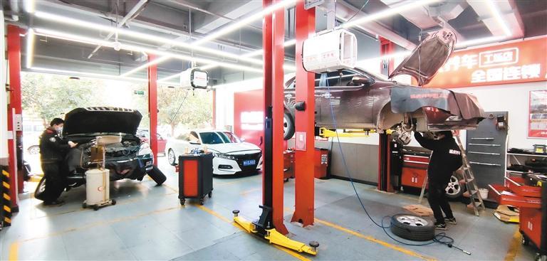 2月24日,西安城南一家连锁汽修店内,工作人员正在检修车辆.