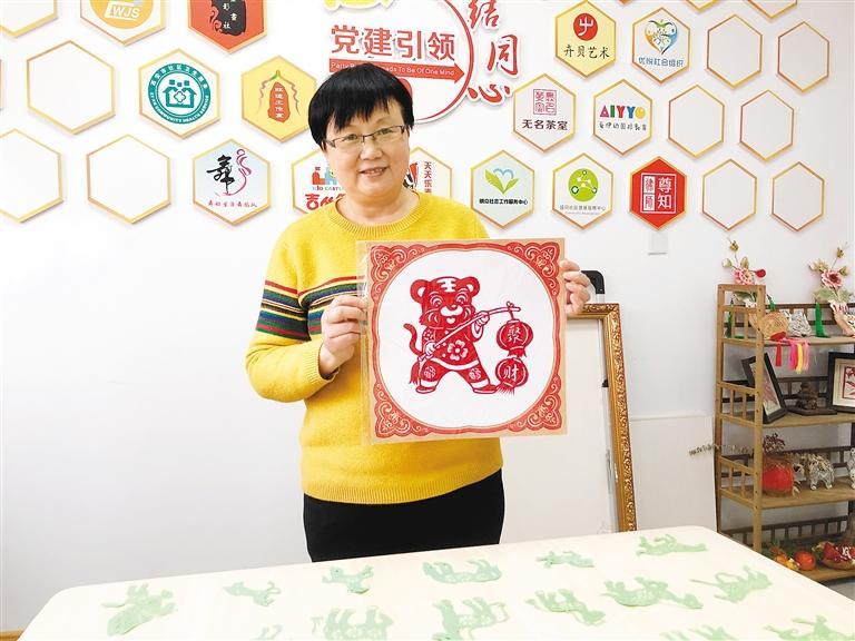 雷俊展示剪纸作品