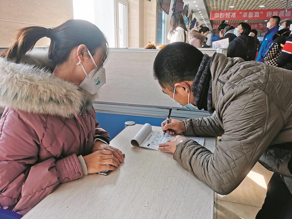 很多岗位通过节假日、生日福利吸引求职者。 本报记者 韩玉红 摄