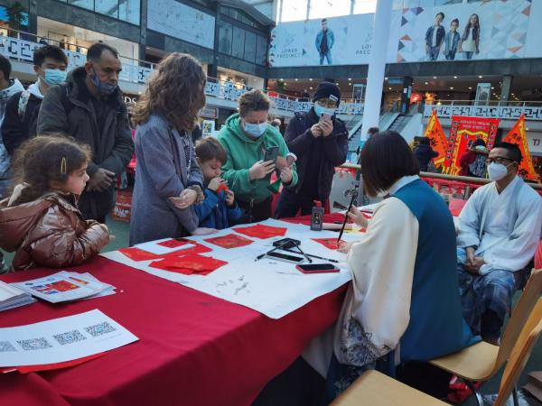 孔子学院教师在虎年主题新春活动现场写福字