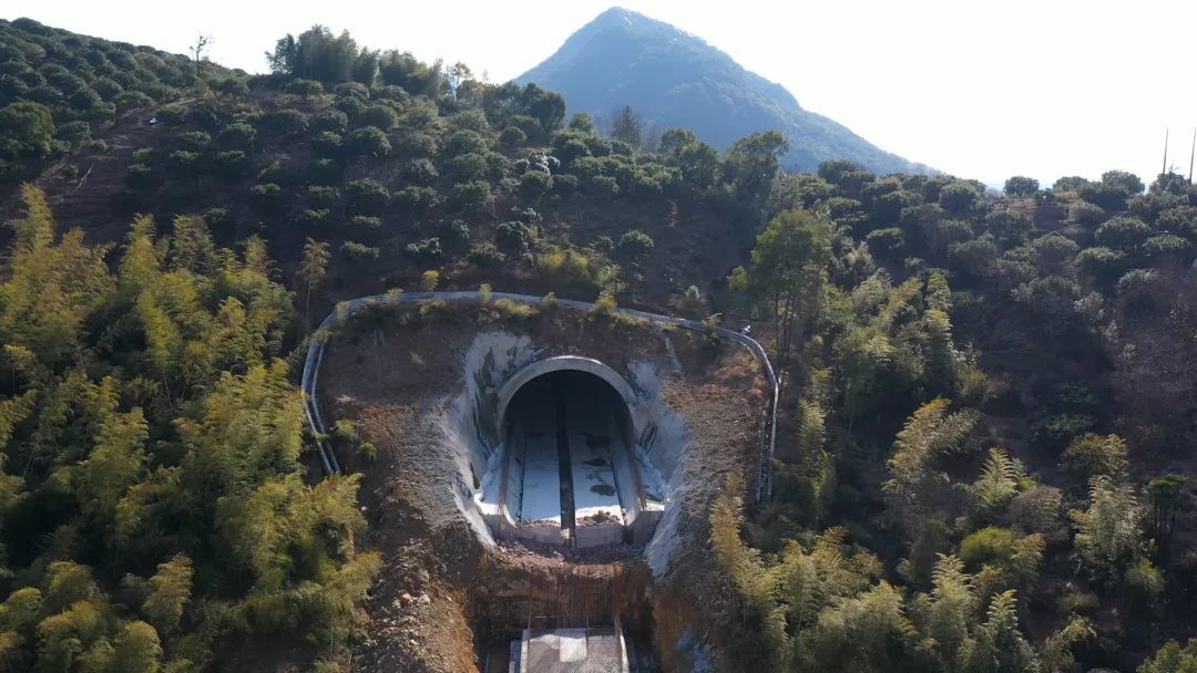河头村大桥和石岩谭中桥三座大桥,金穗隧道,杨四岙隧道和福腾隧道三座