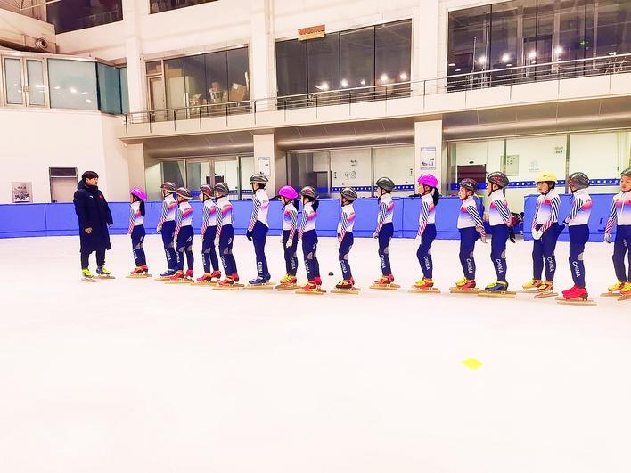 孩子们学习冰上运动项目。本组图片 长春新区吉大慧谷学校提供