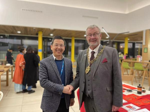 考文垂市市长John McNicholas与中方院长刘有发