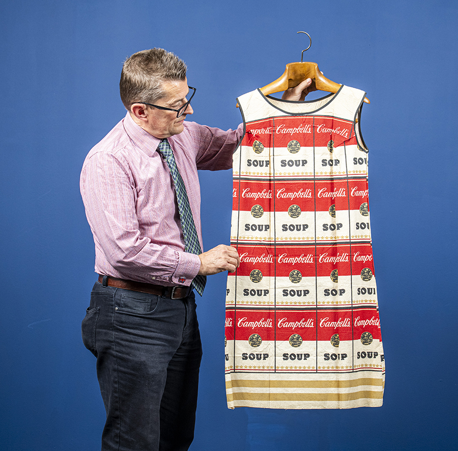 英国威尔特郡索尔兹伯里，一件用纸制作的裙装以2500英镑（约2.23万元人民币）价格拍出，这件裙子设计得看起来就像是艺术家安迪·沃霍尔著名的画作《金宝汤罐头》。这件38英寸（约96.52厘米）长的裙子由Woolley and Wallis拍卖行拍出