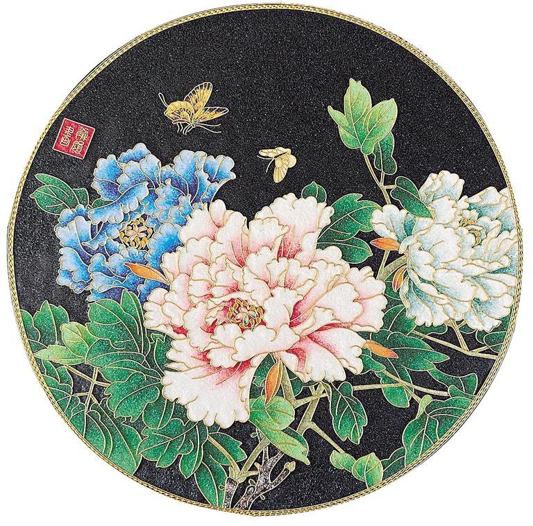 "掐丝珐琅工艺画是在传统景泰蓝(珐琅)的基础上改良后,在平面上进行的