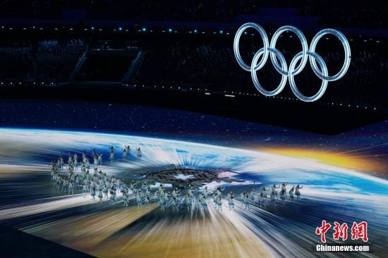资料图：2月4日晚，第二十四届冬季奥林匹克运动会开幕式在北京国家体育场举行。图为开幕式上的“构建一朵雪花”环节。 中新社记者 崔楠 摄