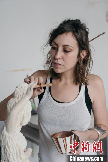 法国的女陶艺师开弥正在进行艺术创作。　江西省外办 供图