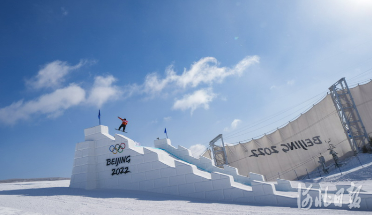 2月4日,在北京2022年冬奥会张家口赛区云顶滑雪公园内的坡面障碍技巧