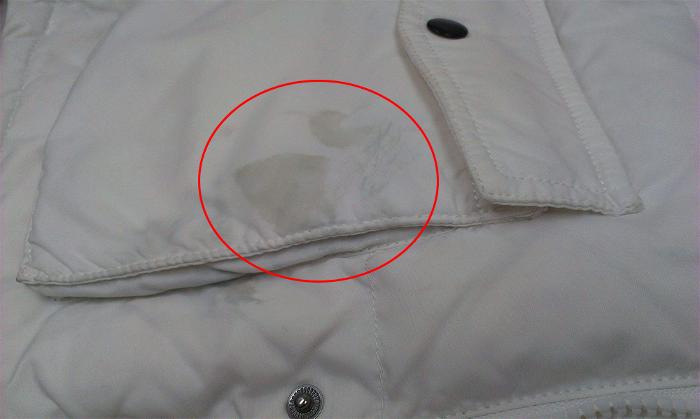 衣物溅上油污这样做连水都不用喷点它就能处理