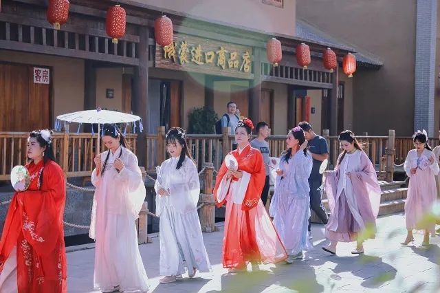 景区内沉浸式街区实景巡游队伍