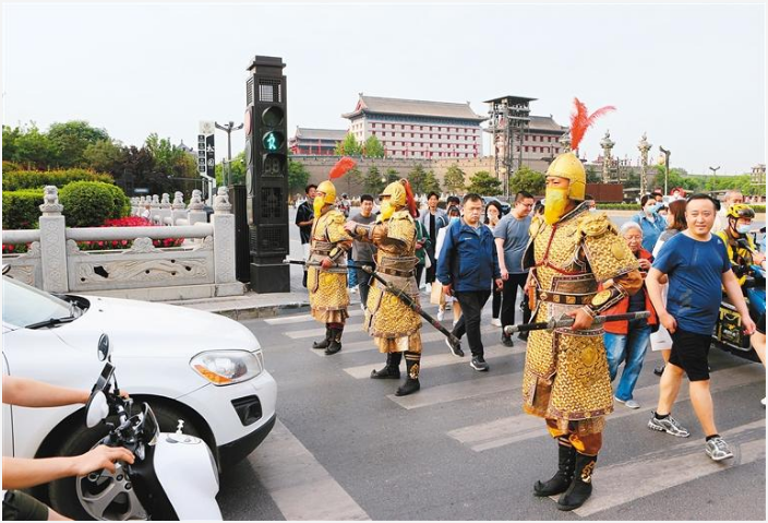 “金甲武士”当起“文明使者”，宣传文明出行理念。（首席记者 李明 摄 资料图片）