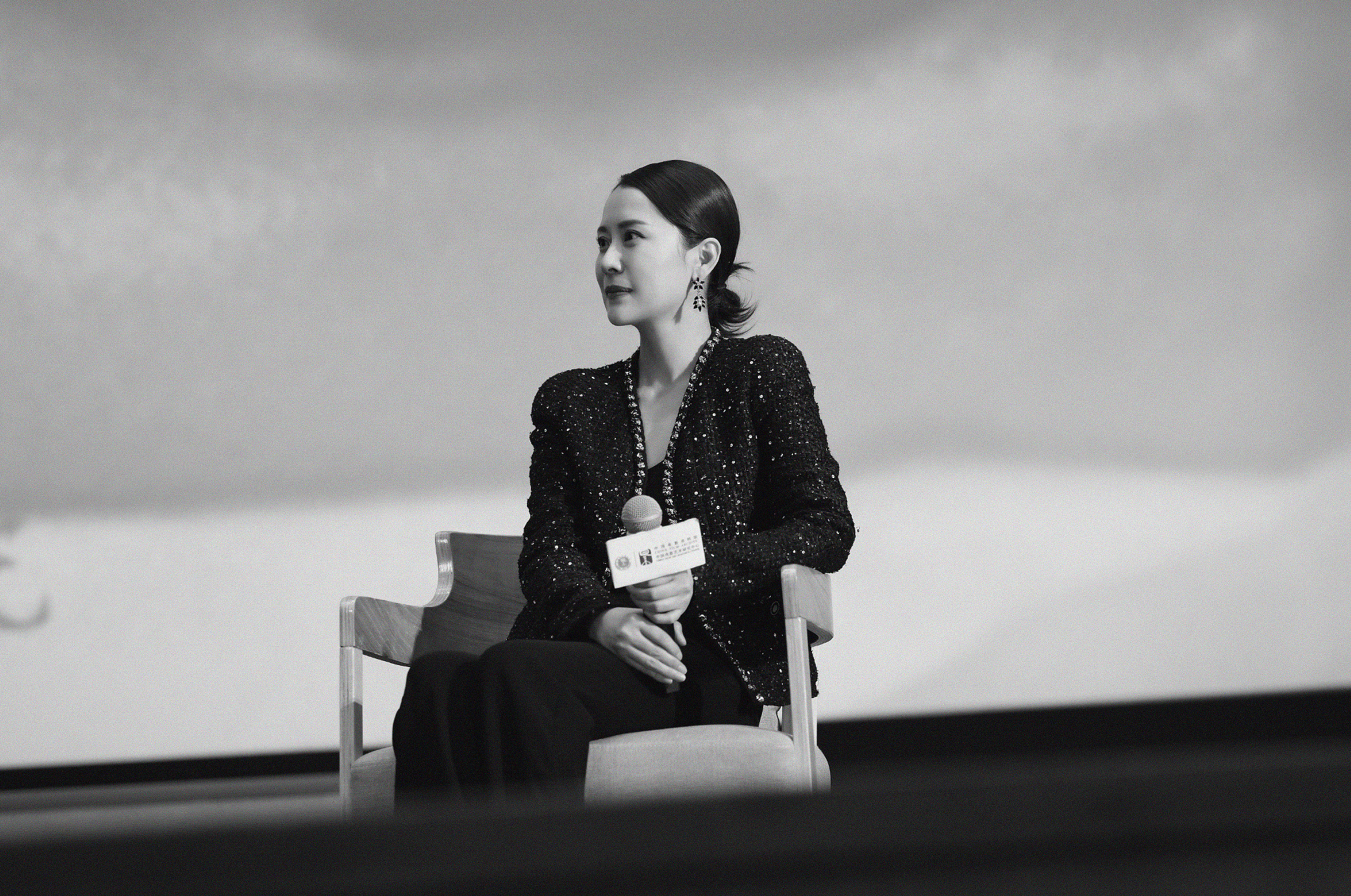 海清着小香风外套出席《隐入尘烟》首映礼 该片现已官宣撤档 _凤凰网