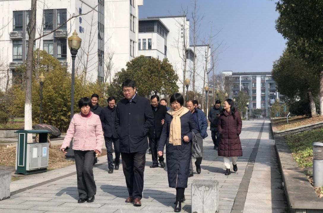 封安保校长一行考察屯溪一中教育集团屯溪一中校园