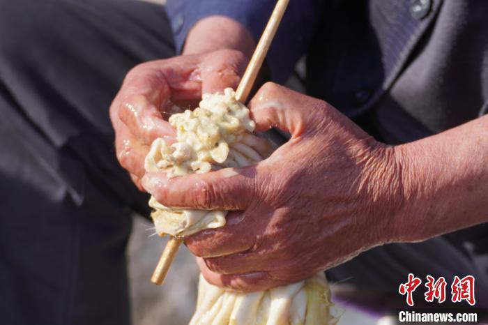 九美旦增 摄2月24日,年过七旬的兰州羊皮筏子制作技艺第三代传承人