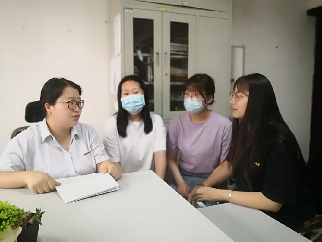 李楠楠老师与学生谈心