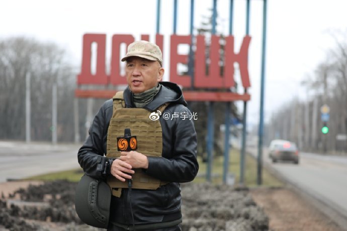 凤凰记者俄乌前线直击:军人要求查看拍摄内容 随后脸色变了