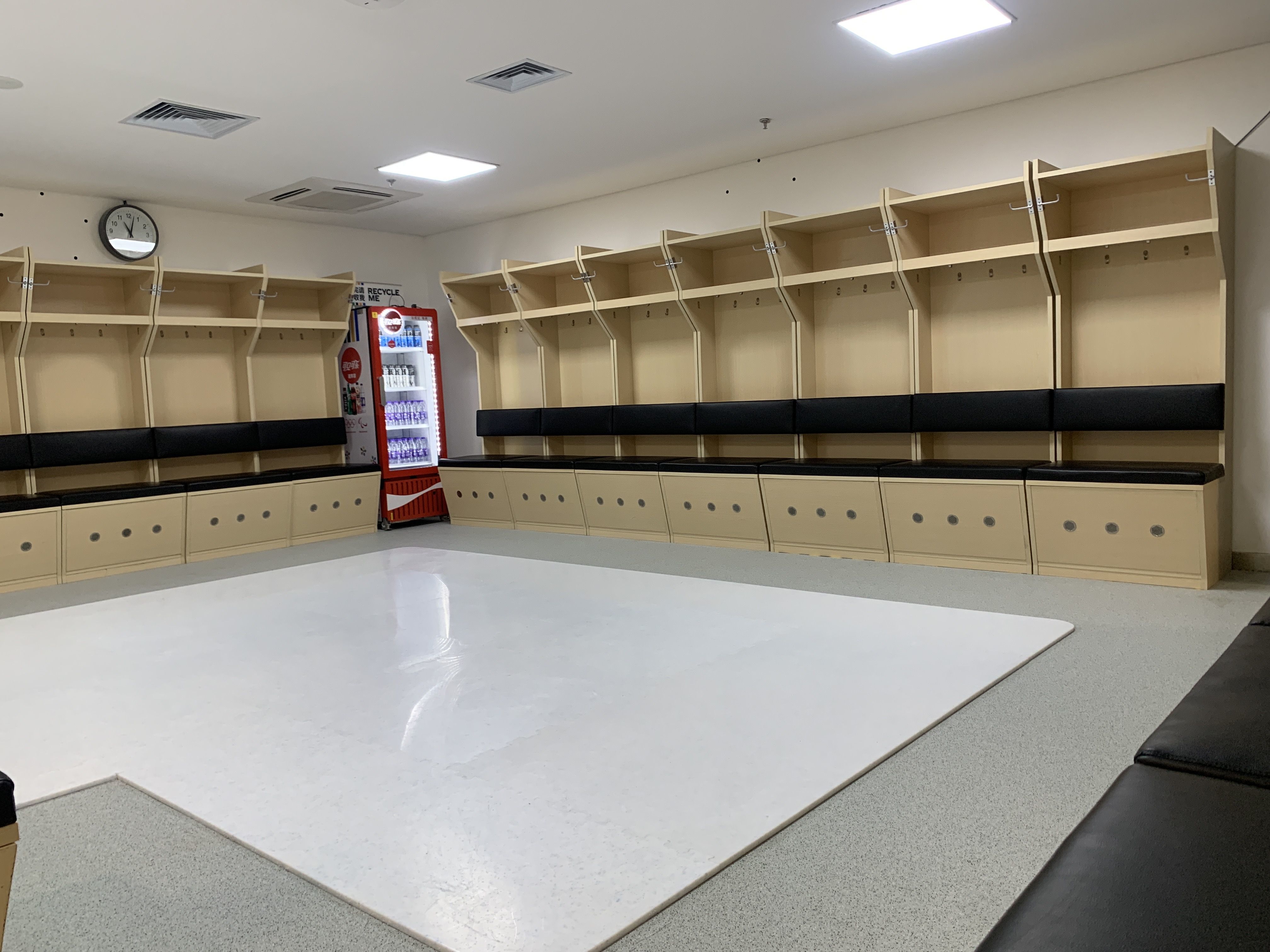 从球队更衣室到场地铺设仿冰板，便于运动员快速入场。新京报记者 孙海光 摄