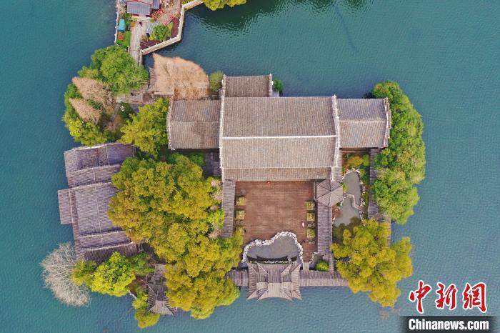 航拍位于江西省南昌市东湖区南湖湖畔的杏花楼，三面环水，景色宜人。　刘占昆　摄
