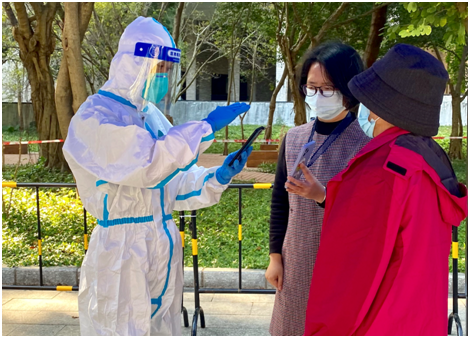 平安志愿者戴兴年在南山区桃源街道支援核酸检测工作