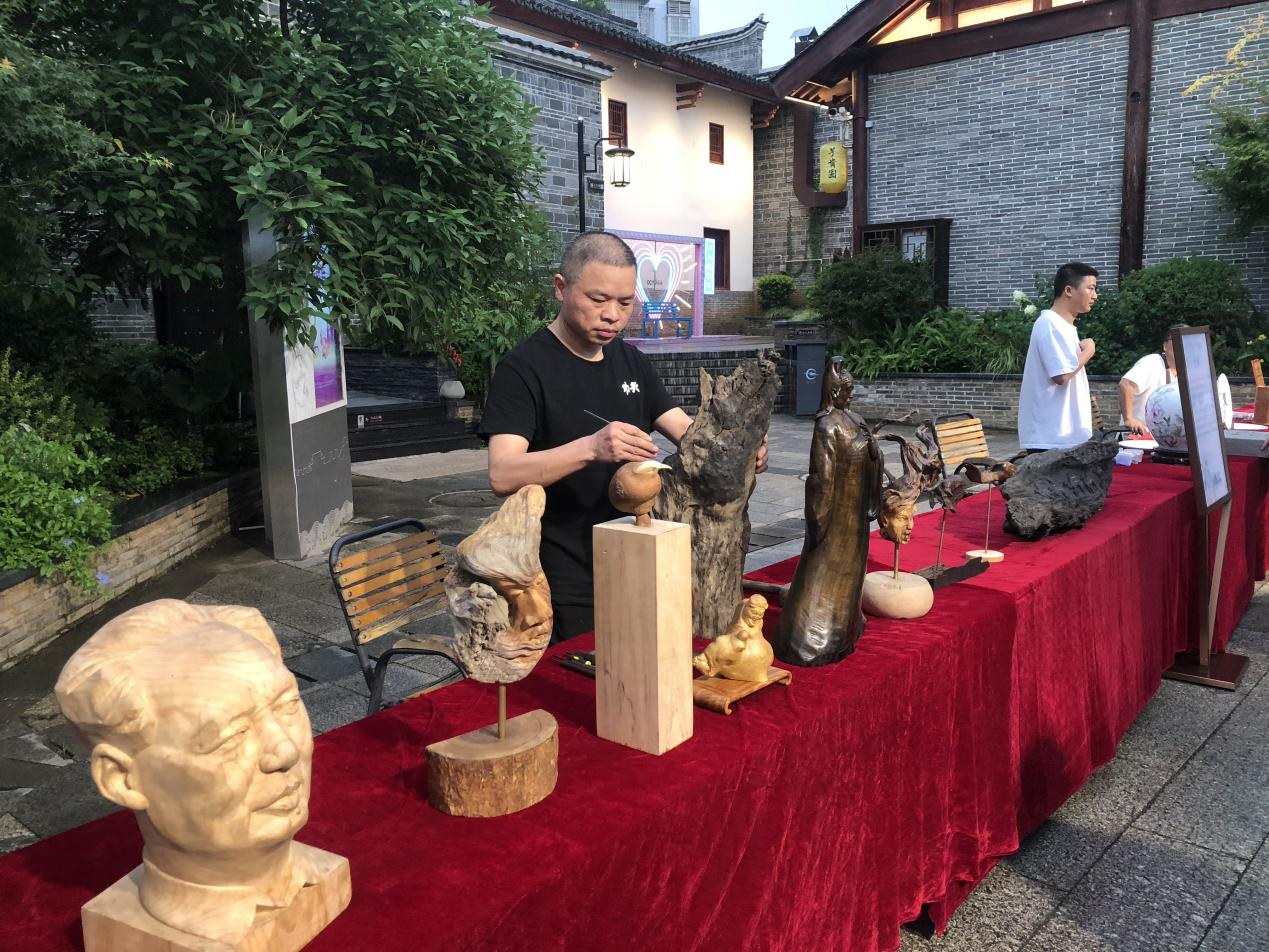 “非遗”传承人付先斌：一块树根上雕琢客家“中国画”