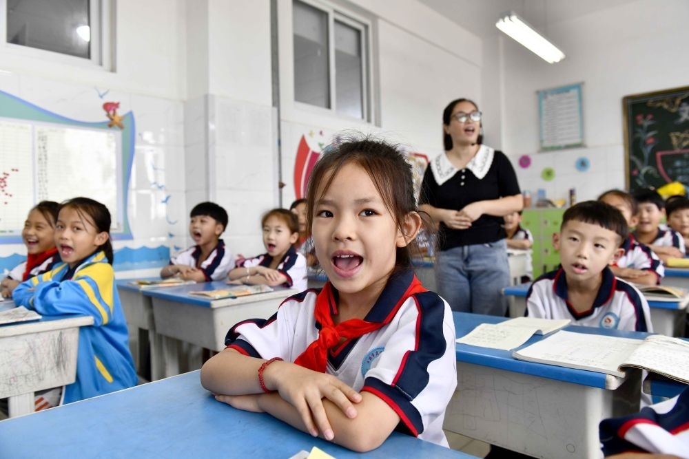 在日照市岚山区岚山头小学，同学们在背诵课文。新华社记者 郭绪雷摄