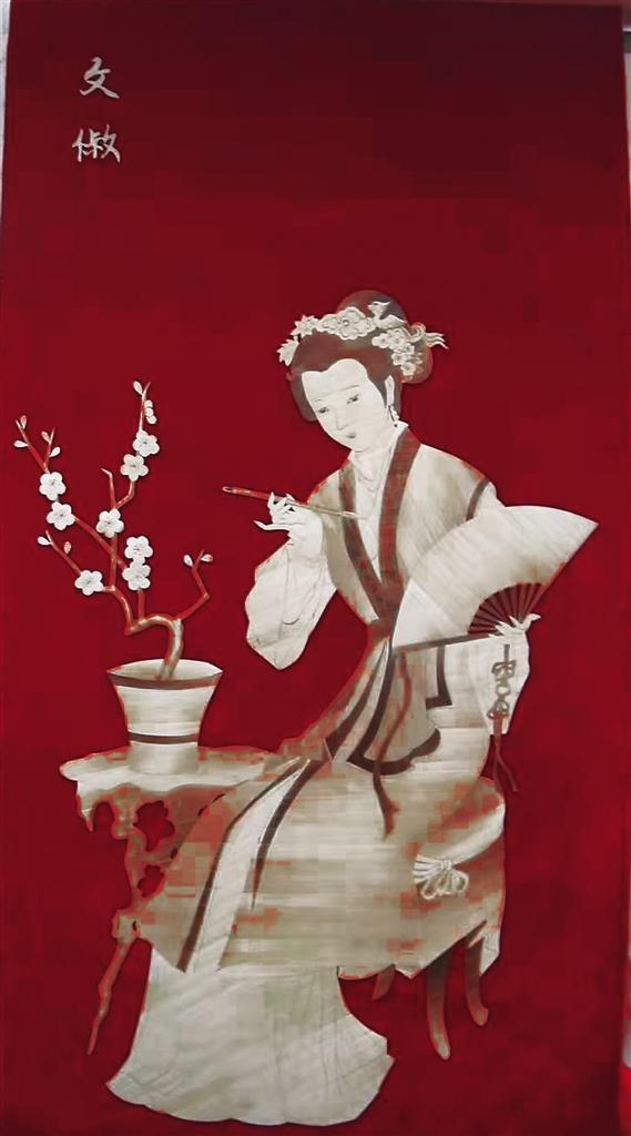 小姐姐变“草”为“宝” 用麦秆绘出绝美中国风