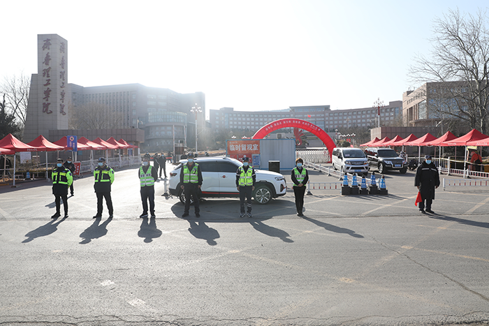 驻地公安部门、卫健部门进驻学校,协助做好交通指挥、应急处置等工作