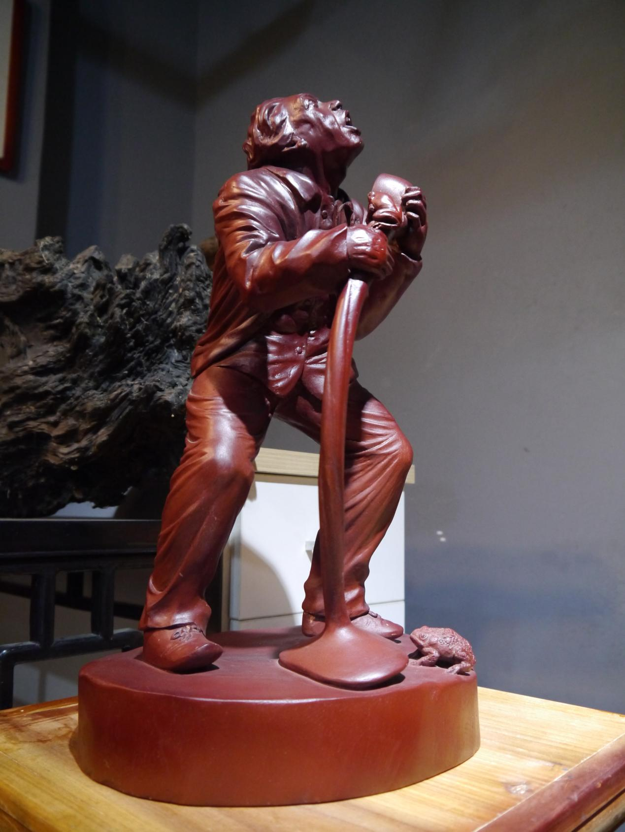 “非遗”传承人付先斌：一块树根上雕琢客家“中国画”