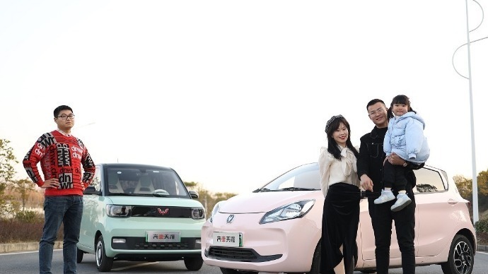 居然趴窝了！实测奔奔国民版多彩款、宏光MINI EV，谁更值得买？
