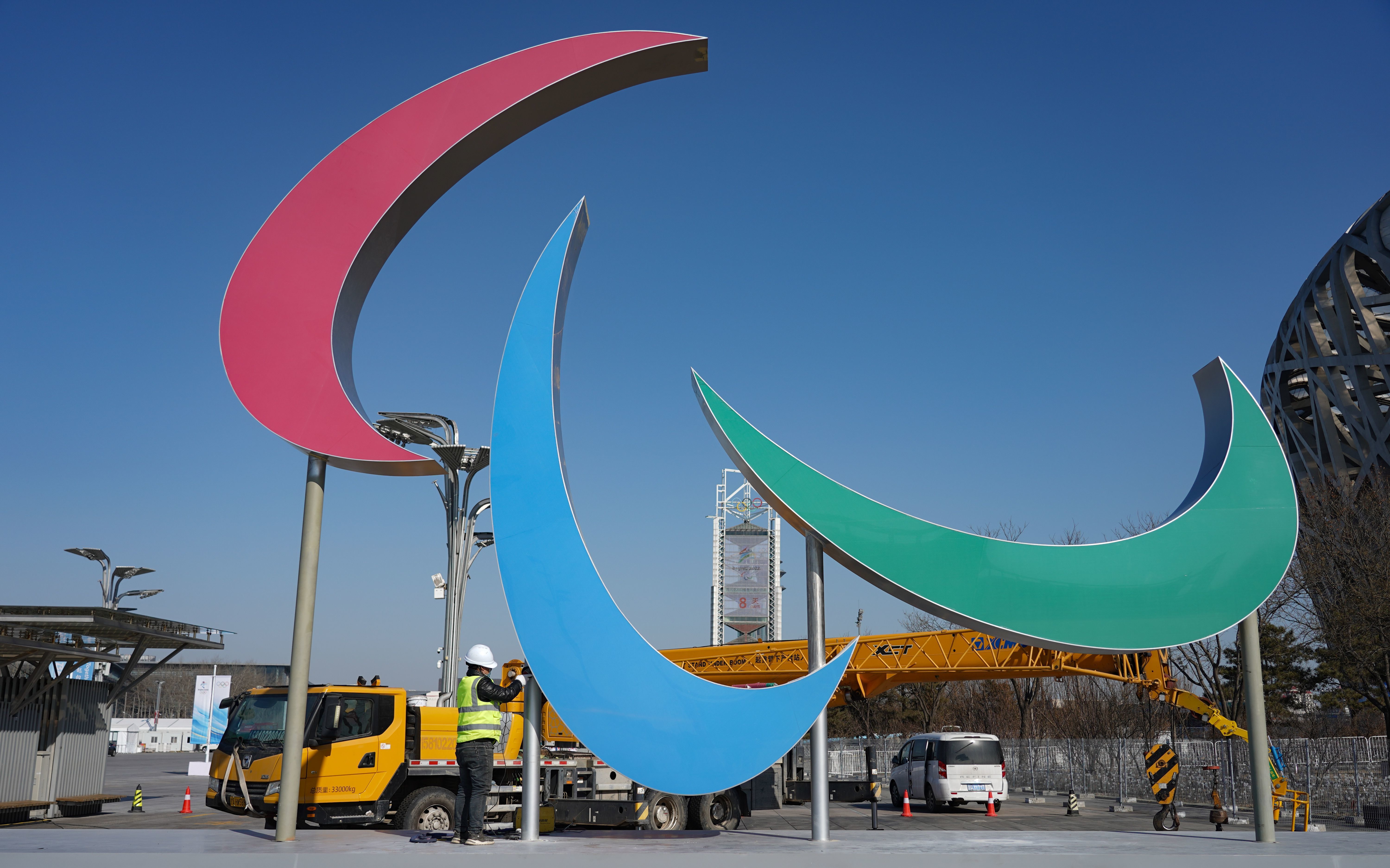 24日,北京冬奥会城市景观向冬残奥会转换.图/新华社