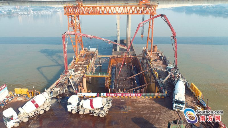 主墩承台浇筑现场