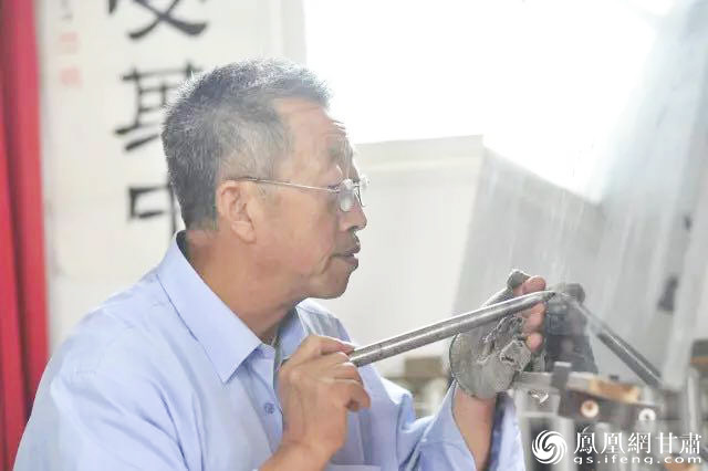 陶世清老人伏案雕刻红楼梦,完成真正“石头记”。受访者供图