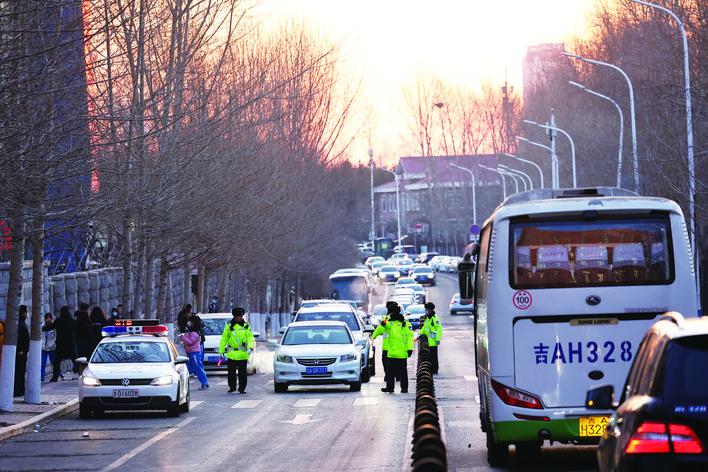 2月28日,交警在师大附中明珠校区门前指挥来往车辆,维持交通秩序。 王强 摄