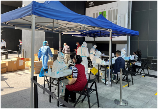 深圳罗湖笋岗街道笋西社区检测点，医护人员和志愿者在紧密进行着核酸检测
