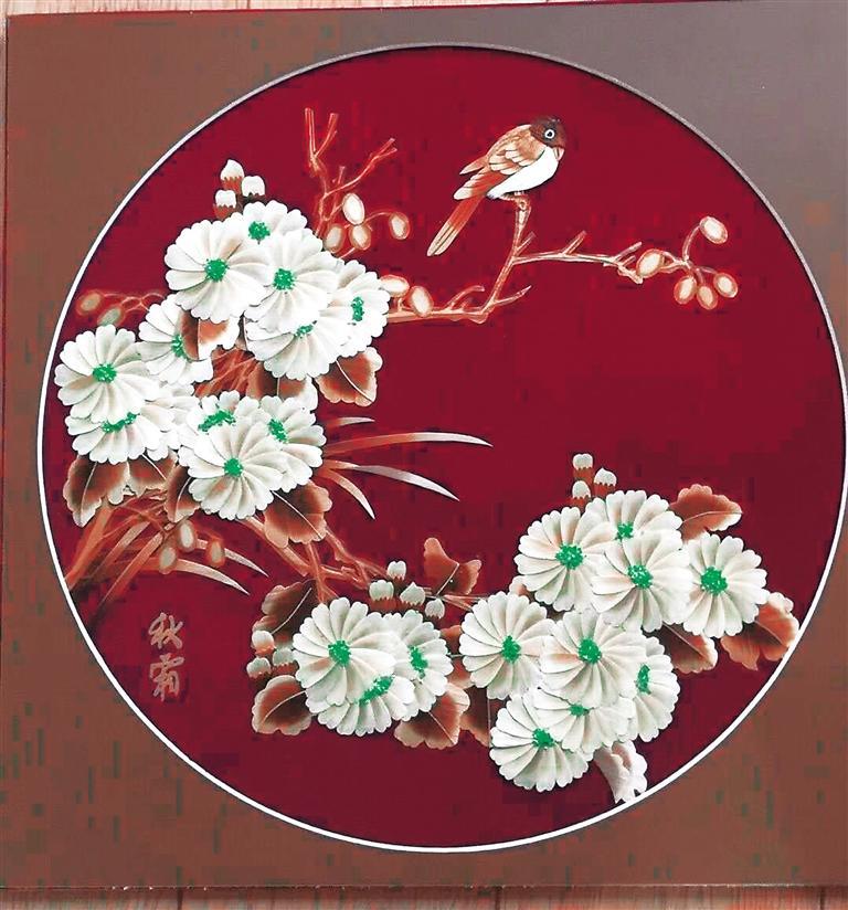 小姐姐变“草”为“宝” 用麦秆绘出绝美中国风