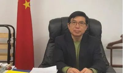 ▲中国驻乌克兰大使范先荣27日致信全体在乌中国同胞表示，中国大使还在基辅，永远不可能抛下自己的同胞不管。