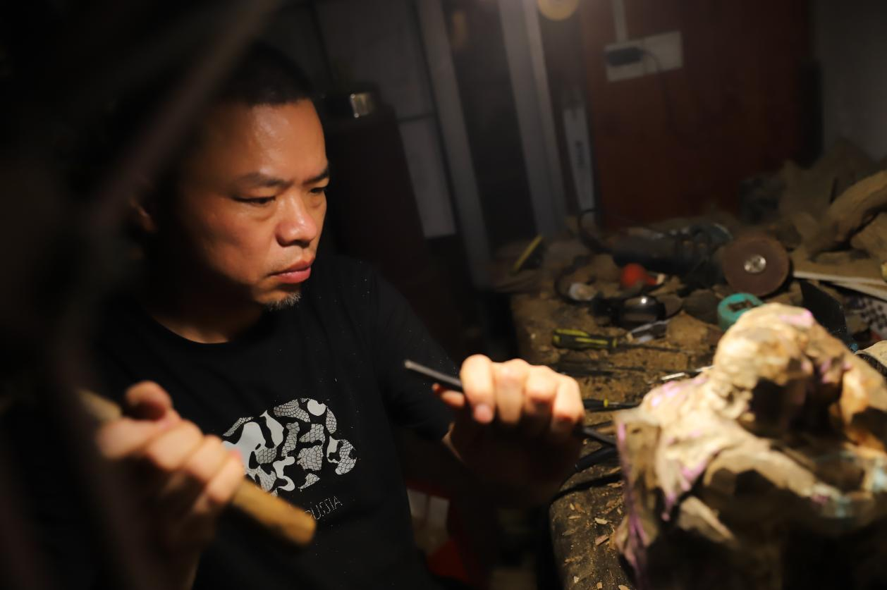 “非遗”传承人付先斌：一块树根上雕琢客家“中国画”