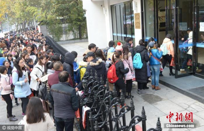 资料图:教师招聘报名现场确认。图片来源:视觉中国