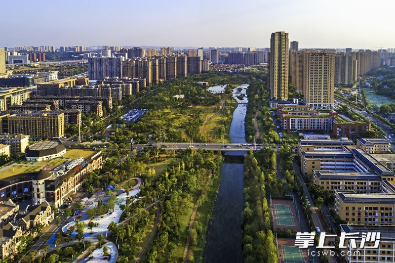 圭塘河清流汩汩，河畔一片繁华。民心河正流淌成幸福河。 长沙晚报通讯员 谢望东 摄